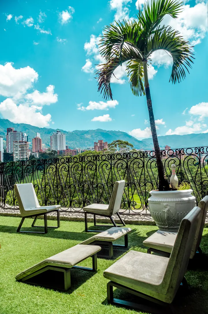 Hotel Mantyx — hotel boutique premium para influencers y famosos en Medellín, diseño urbano contemporáneo por Aluzina
